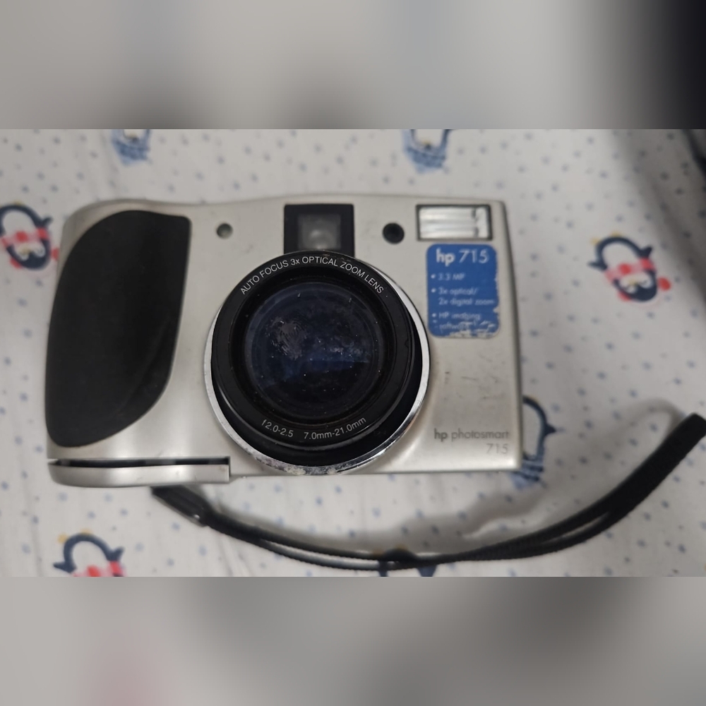 HP Photosmart 715 Silver 3.3 MP Compact Digital Camera (working)